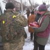 На Донбасі військові рятують жителів від голоду