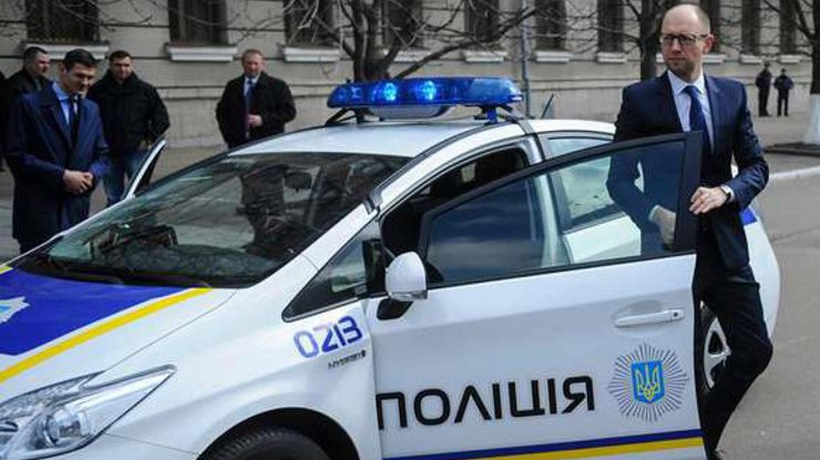 Яценюк собирается разогнать налоговиков. Фото vestnik.in.ua