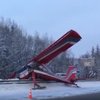 В России самолет экстренно сел на шоссе (видео)