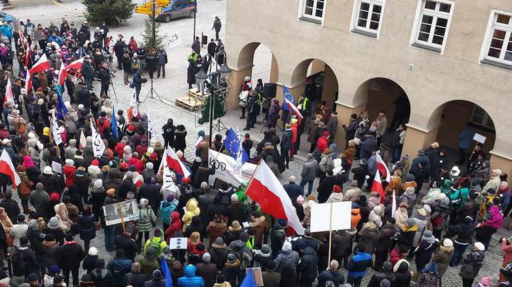 В Польше митингуют в поддержку гражданского права и демократии
