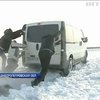 Полиция Днепропетровска вытаскивает застрявшие на дороге машины