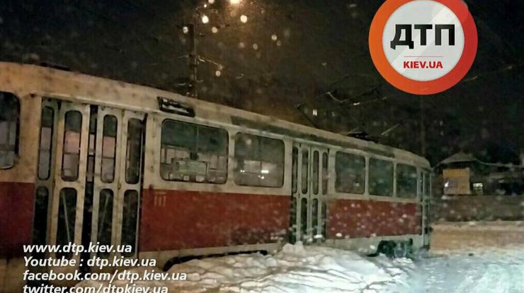 В Киеве сошел с рельс второй трамвай за сутки. Фото: dtp.kiev.ua