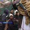 Викладачі Пакистану зі зброєю захищають учнів від терористів