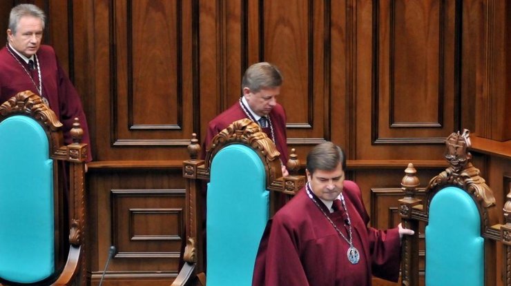Президент Украины Петр Порошенко назначил судей КСУ