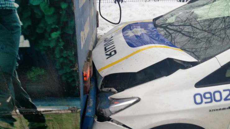 В Харькове полицейские врезались в троллейбус