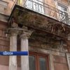 В Одессе колонна упала перед входом в школу
