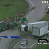 У США торнадо перекидав вантажівки