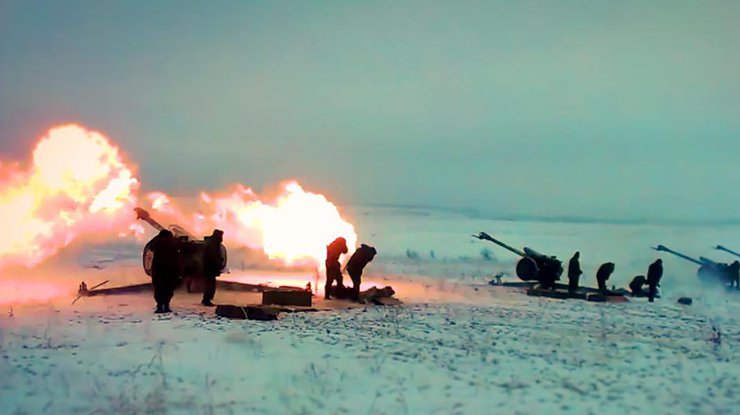 Украинских военных обстреливают из орудий. Фото из архива