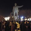 В Днепропетровске активисты сносят памятник Петровскому