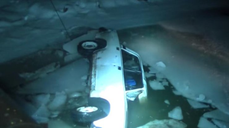 В Харькове достали из реки авто с телом водителя 