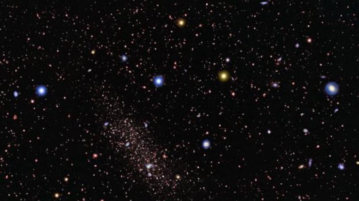 Большая галактика уничтожает меньшую. Фото New Scientist 