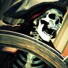 В Великобритании на детской площадке нашли скелет пирата 