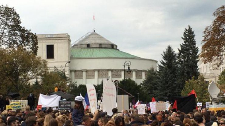 Протесты в Польше: тысячи людей просят разрешить аборты (фото twitter)