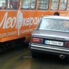 В Киеве трамвай слетел с рельсов и протаранил авто (фото)