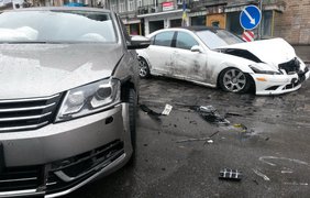 В центре Киева Mercedes врезался в памятник