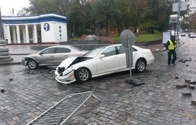 В центре Киева Mercedes врезался в памятник