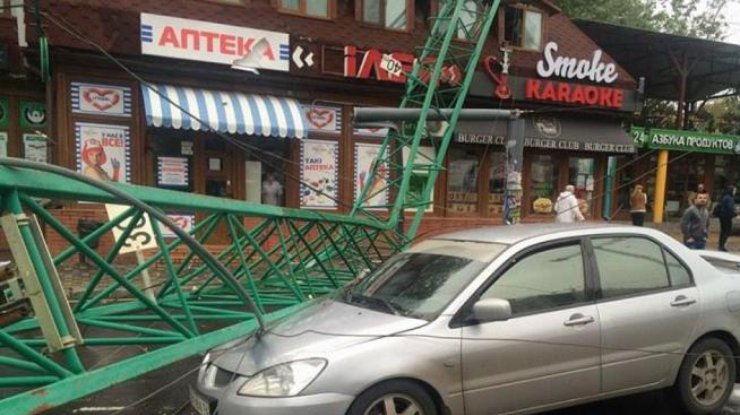 В Одессе строительный кран рухнул на крышу ресторана