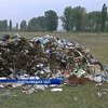 Львівське сміття звалили у полі на Хмельниччині
