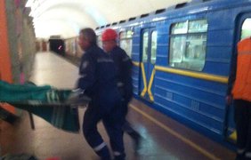 Падение пассажира на рельсы в метро Киева