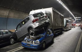 В туннеле Швейцарии произошла масштабная авария 