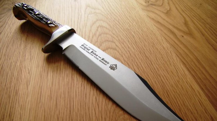 На Прикарпатье школьник изрезал ножом учительницу