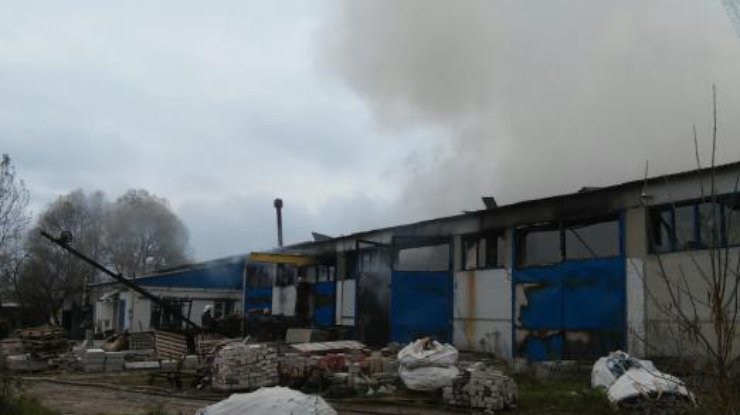 В Харьковской области сгорел склад с пиломатериалами