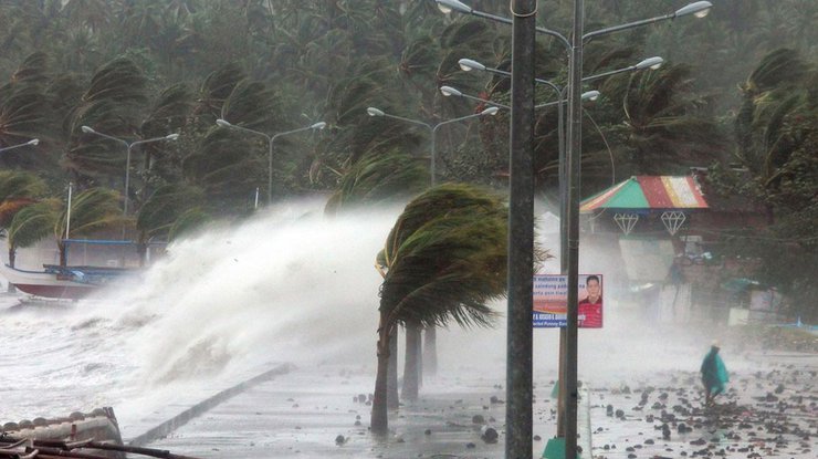 На Филиппинах из-за тайфуна эвакуируют людей 