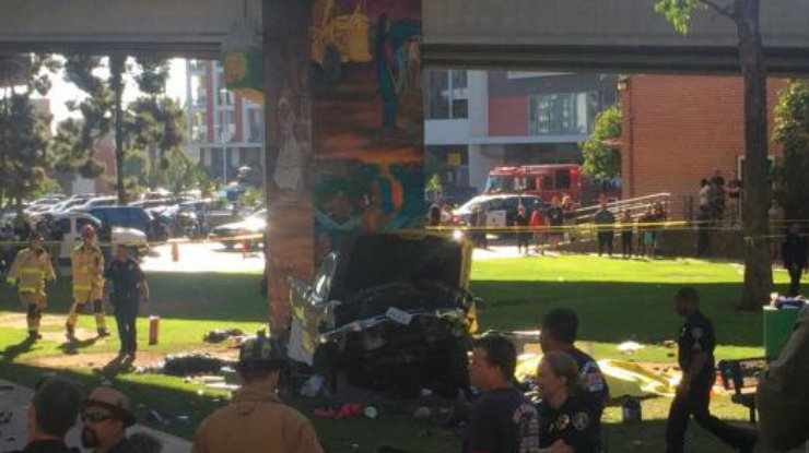 В США грузовик упал на гостей фестиваля с моста. Фото: Twitter