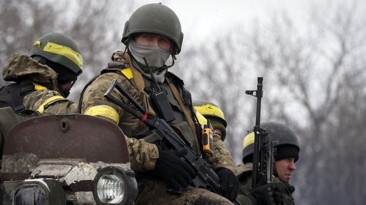 На Донбассе на мине подорвался автомобиль с военными