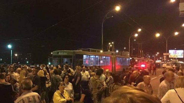 Возле метро "Героев Днепра" в толпу людей въехал автомобиль