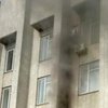 В Киеве на Троещине подожгли райадминистрацию 