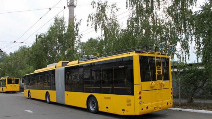 В Киеве ездит дырявый троллейбус 