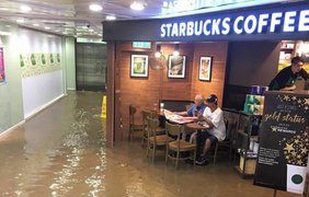 В Китае пожилой мужчина остался допивать кофе в затопленном торговом центре