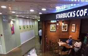 В Китае пожилой мужчина остался допивать кофе в затопленном торговом центре
