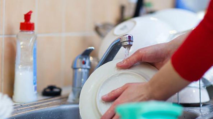 Почему нельзя мыть посуду в гостях: секреты народной мудрости