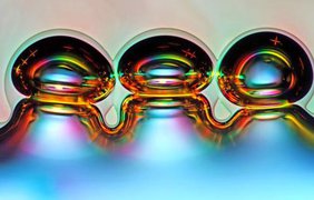 Кристаллические пузыри на поверхности расплава аскорбиновой кислоты. Автор: Марек Мис