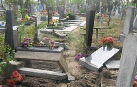 В Сумской области вандалы разгромили кладбище (фото: su.npu.gov.ua)
