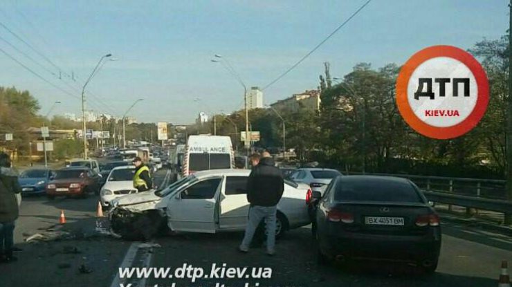 Страшное ДТП в Киеве: столкнулись сразу четыре авто (фото: dtp.kiev.ua)