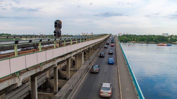 В Киеве на мост Метро свалилась электрическая опора