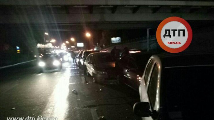 В Киеве возле моста Патона в аварию попали сразу 6 авто