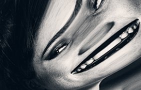 Фотограф снимает лица женщин с необычного ракурса 
