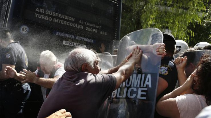 Протесты в Греции: пенсионеров разогнали слезоточивым газом 