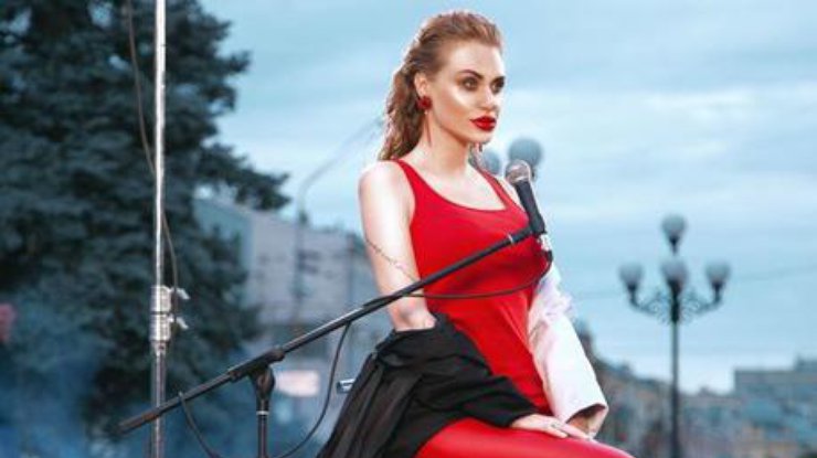 Солистка "НеАнгелов" в нижнем белье снялась для мужского журнала 
