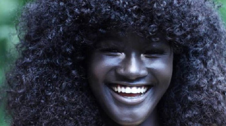  Модель из Сенегала покорила мир уникальным цветом кожи (фото: Instagram)