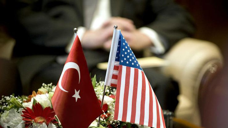 США приказали семьям дипломатов в Стамбуле уезжать из Турции