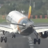 В Британии пассажирский самолет едва не разбился при посадке (видео)  