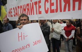 Возле здания Верховной Рады собрались несколько сотен активистов