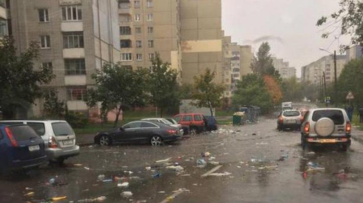 По улицам Львова плавает мусор. Фото: соцсети