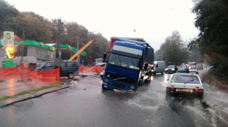 Во Львове грузовик ушел под землю на только что отремонтированной улице