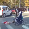 Дедушка выронил ребенка из коляски прямо на асфальт (видео)